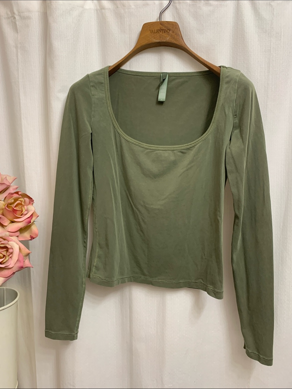 SKIMS Scoop Neck Long Sleeve Crop Top in Olive Green